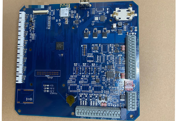 Produção em volume de placas de controle da indústria finalizada